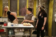 Han (Matthew Moy, M.) ist neidisch auf den Erfolg von Max (Kat Dennings, l.) und Caroline (Beth Behrs, r.) und will entgegen ihrer Abmachung Miete für seinen Raum. Ein Streit steht bevor ...