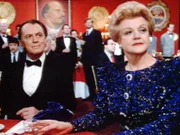 Auf Einladung ihres Freundes Sergei Chaloff (Peter Donat, li.) besucht Jessica (Angela Lansbury) eine Autorentagung in Moskau.