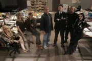 L-R: Ein starkes Team, das jeden Serientäter zur Strecke bringt: Penelope Garcia (Kirsten Vangsness), Jennifer 'JJ' Jareau (AJ Cook), Special Agent Dr. Spencer Reid (Matthew Gray Gubler), Special Agent Jason Gideon (Mandy Patinkin), Special Agent Aaron Hotchner (Thomas Gibson), Special Agent Derek Morgan (Shemar Moore) und Emily Prentiss (Paget Brewster)