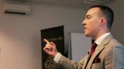 rec. Gefährlicher Trading-Kult – Die Masche hinter Network Marketing Silas Setteducati, einer der Leader des Multilevelmarketing-Unternehmens «Retired Young», hält ein Referat  Copyright: SRF