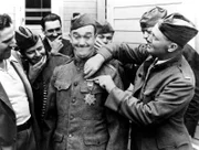 Für seine Gewissenhaftigkeit wird Stan (Stan Laurel, M.) hoch dekoriert ...