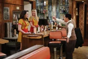 Geraten immer wieder aneinander: Max (Kat Dennings, l.), Caroline (Beth Behrs, M.) und Han (Matthew Moy, r.) ...