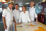 Mit Hilfe von Beatrice (Heide Keller, 2.v.r.) versucht Oskar (Harald Schmidt, r.), Kapitän Burger (Sascha Hehn, l.) sein Missgeschick zu beichten. Dr. Sander (Nick Wilder, 2.v.l.) hört zu.