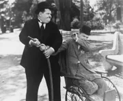 Ollie (Oliver Hardy, l.); Stan (Stan Laurel, r.)