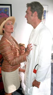 Dr. Schmidt (Walter Sittler) und seine Exfrau (Konstanze Breitebner) sind sich einig: Es gibt kein Geld, dafür bekommt sie Nikolas Wohnung. Nikola (Mariele Millowitsch, hinten) ist am Ende...