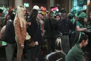Während der St. Patrick's Day Party mit den Diner-Kollegen erinnert sich Caroline (Beth Behrs, l.) daran, wie sie in reichen Tagen mit ihren wohlhabenden Freundinnen den Abend verbrachte ...