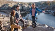 Jessica Chobot und Phil Torres sprechen mit der Archäologin Suzanne Trussell (r.)