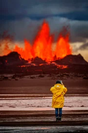 Frau macht Fotos vom Ausbruch des Bárðarbunga Vulkans in Island.