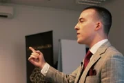 rec. Gefährlicher Trading-Kult - Die Masche hinter Network Marketing Silas Setteducati, einer der Leader des Multilevelmarketing-Unternehmens «Retired Young», hält ein Referat