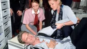 Das kommt davon: Weil Dr. Schmidt (Walter Sittler) sich nicht anschnallen wollte, hat es ihn bei Turbulenzen heftig erwischt. Nikola (Mariele Millowitsch, r.) muss helfen. (l. Sylvia Esch als Stewardess)