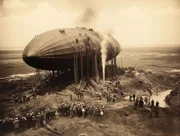 Historisches Foto der Hindenburg-Katastrophe, das die katastrophale Explosion und das Inferno des Luftschiffs 1937 in Lakehurst, New Jersey, zeigt.