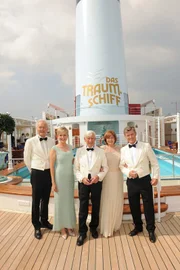 "Das Traumschiff: New York, Savannah, Salvador da Bahia/Brasilien" mit Harald Schmidt (l.), Inka Bause (2.v.l.), Siegfried Rauch (M.), Heide Keller (2.v.r.) und Nick Wilder (r.).