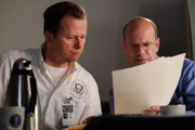 Flugunfallermittler John Delisi (gespielt von Darrin Baker) berät sich mit einem anderen Ermittler (gespielt von einem Hintergrunddarsteller). (Bildnachweis: Cineflix/Darren Goldstein)