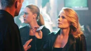 Eine Frauenleiche wurde gefunden. Catherine (Marg Helgenberger, re.) und Riley (Lauren Lee Smith) beginnen ihre Ermittlungen in der 'Dark Water-Bar', wo ihnen ein mit allen Wassern gewaschener Clubbesitzer begegnet.