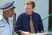 Der Engländer DI Jack Mooney (Ardal O'Hanlon, r.) wird schon nach kurzer Zeit auf der karibischen Insel um Hilfe bei den Ermittlungen zu einem Mordfall gebeten. Dwayne (Danny John-Jules, l.) informiert ihn über den aktuellen Stand der Ermittlungen.