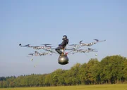 Der Prototyp des Volocopters bestand unter anderem aus einem herkömmlichen Sitzball.