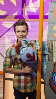 Benedikt Weber (li.) und Woozle sind ein ungleiches Gespann -  gemeinsam suchen sie Antworten auf alltägliche Fragen: Wie ist der Mond entstanden? Was ist eigentlich Zeit? Und wie kann man sie überlisten? Während Benedikt sich um wissenschaftlich fundierte Antworten bemüht, ist sein Freund Woozle für kreative Antworten zuständig.