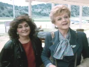 Jessica (Angela Lansbury, re.) und ihre Verlegerin Dorothy (Georgia Brown) sind in Montana angekommen.