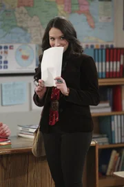 Holt ihren Highschool-Abschluss erfolgreich nach: Max (Kat Dennings) ...