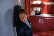 Flugbegleiterin Darinda Ogden (gespielt von Rebecca Nicholson) macht sich bereit, als Comair-Flug 3272 in den Sturzflug übergeht. (Bildnachweis: Cineflix/Darren Goldstein)