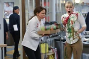 Caroline (Beth Behrs, r.) scheint vom Pech verfolgt zu sein, ebenso wie die verwirrte Sekretärin Bebe (Mary Lynn Rajskub, l.) ...