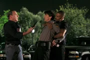 Gideon (Mandy Patinkin, l.) und Morgan (Shemar Moore, r.) glauben, den Täter gefasst zu haben. Doch ist Nathan Tubs (Vince Grant, M.) wirklich der Mörder der brünetten Studentinnen?