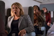 Passagiere (gespielt von Darstellern im Hintergrund) an Bord des Comair-Flugs 3272 geraten in Panik, als das Flugzeug in den Sturzflug übergeht. (Bildnachweis: Cineflix/Darren Goldstein)