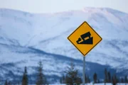 Ice Road Truckers III Ep Wicked Weather, Ice Road Truckers III Gefahr auf dem Eis EP Schneeksnigin Warning sign., Warnschild