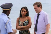 Officer J.P. Hooper (Tobi Bakare, l.) übermittelt Florence Cassell (Joséphine Jobert, M.) und DI Jack Mooney (Ardal O'Hanlon, r.) neueste Erkenntnisse des Mordes.