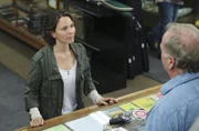 In Tampa richtet eine Frau (Kelli Williams, l.) in einem Waffenladen ein Blutbad an. Das BAU-Team wird gerufen, um sie zu stellen ...