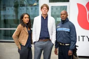 Der Polizist Humphrey (Kris Marshall, m.) ist mit seinen zwei Kollegen Dwayne (Danny John-Jules, r.) und Florence (Josephine Jobert, l.) von der Karibik nach England gereist, um einen Mordfall aufzuklären. In England ist nun eine zweite Leiche gefunden worden. Humphrey glaubt, dass die zwei Morde zusammen hängen.