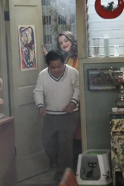 Um ihren Chef Lee (Matthew Moy, vorne) vor dem Besuch seiner Mutter aus Korea etwas zu beruhigen, wendet Max (Kat Dennings, hinten) eine ganz eigene Methode an ...