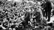 Oben: Robert Kennedy (2.v.l.)