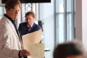 Humphrey (Kris Marshall, l.) arbeitet gemeinsam mit DI Jack Mooney (Ardal O'Hanlon, r.) an den Mordfällen.