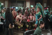 Ein ganz besonderer St. Patrick's Day wartet auf Max (Kat Dennings, vorne), Caroline (Beth Behrs) und Sophie (Jennifer Coolidge) ...