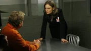 Brennan (Emily Deschanel) sucht ihren Vater Max Keenan (Ryan O'Neal) im Gefängnis auf.