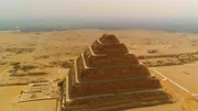 Die Djoser-Pyramide ist die älteste Pyramide Ägyptens. Sie wird rund hundert Jahre vor der Cheops-Pyramide errichtet.