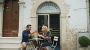 Gino D'Acampo und Jessica Stellina Morrison vor einem Restaurant