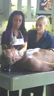 Gerichtsmedizinerin Alexx Woods (Khandi Alexander, li.) zeigt Calleigh (Emily Procter) die Kugel, die im Mund des Opfers steckte.