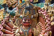 SRI MEENAKSHI TEMPEL MADURAI INDIEN.DETAIL VOM TEMPELTURM ODER GOPURAM EINES HINDUISCHEN DÄMONENGOTTES.