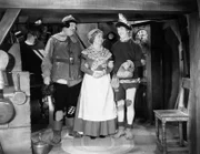 Stan (Stan Laurel, r.) und Ollie (Oliver Hardy, l.) wohnen zur Untermiete bei der Witwe Peep (Florence Roberts, M.) und deren hübscher Tochter Bo-Peep.