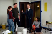 Als Ted auf eine Verabredung geht, ohne das Mädchen vorher im Internet zu recherchieren, mischen sich seine Freunde Robin (Cobie Smulders, r.), Lily (Alyson Hannigan, l.), Barney (Neil Patrick Harris, 2.v.r.) und Marshall (Jason Segel, 2.v.l.) ein und zeigen Kevin damit, dass alle viel zu sehr in das Leben der anderen involviert sind ...