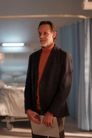 Dr. Howson (Alexander Siddig)