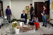 Kevin (Kal Penn, l.) kann nicht verstehen, warum sich Robin (Cobie Smulders, 2.v.r.), Barney (Neil Patrick Harris, 2.v.l.), Lily (Alyson Hannigan, r.) und Marshall (Jason Segel, M.) in Teds Leben so sehr einmischen ...