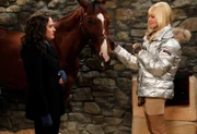 Der Winter ist nun auch in Williamsburg eingebrochen und Max (Kat Dennings, l.) und Caroline (Beth Behrs, r.) stehen vor einer Herausforderung: Carolines Pferd Chestnut braucht für den Winter einen warmen Platz, das Geld dafür fehlt jedoch.