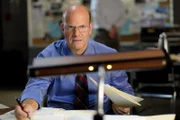 Der Ermittler für Flugunfälle, John Delisi (gespielt von Darrin Baker), sieht die Akten des Kapitäns durch. (Bildnachweis: Cineflix/Darren Goldstein)