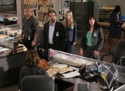 Während Reid (Matthew Gray Gubler, vorne) und Hotch in Connecticut einen Serienmörder vor der Hinrichtung aufsuchen, machen sich Derek (Shemar Moore, l.), Emily (Paget Brewster, r.) und 'JJ' (AJ Cook, 2.v.r.) Sorgen um Rossi (Joe Mantegna, 2.v.l.), der sich sehr merkwürdig verhält, und plötzlich sogar verschunden ist ...