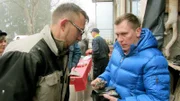 Trödelprofi Otto Schulte (re.) mit Michael am Hausflohmarkt