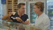 V.l.: Vater Gino D'Acampo und Sohn Rocco D'Acampo essen