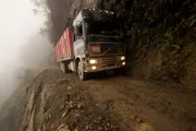 "Na lodowym szlaku _ zabójcze drogi: Andy"  ("IRT Deadliest Roads: the Andes")